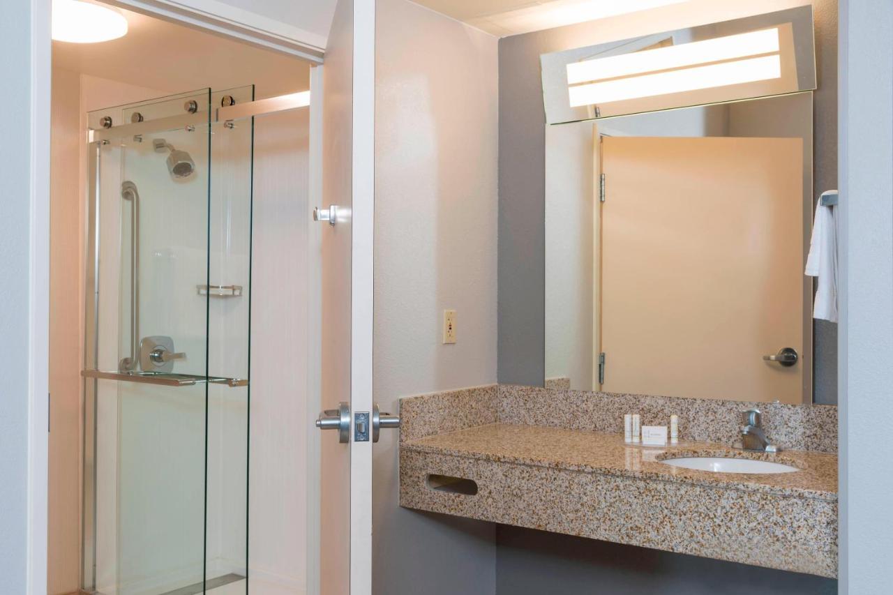 Courtyard Downtown Hotel 3*